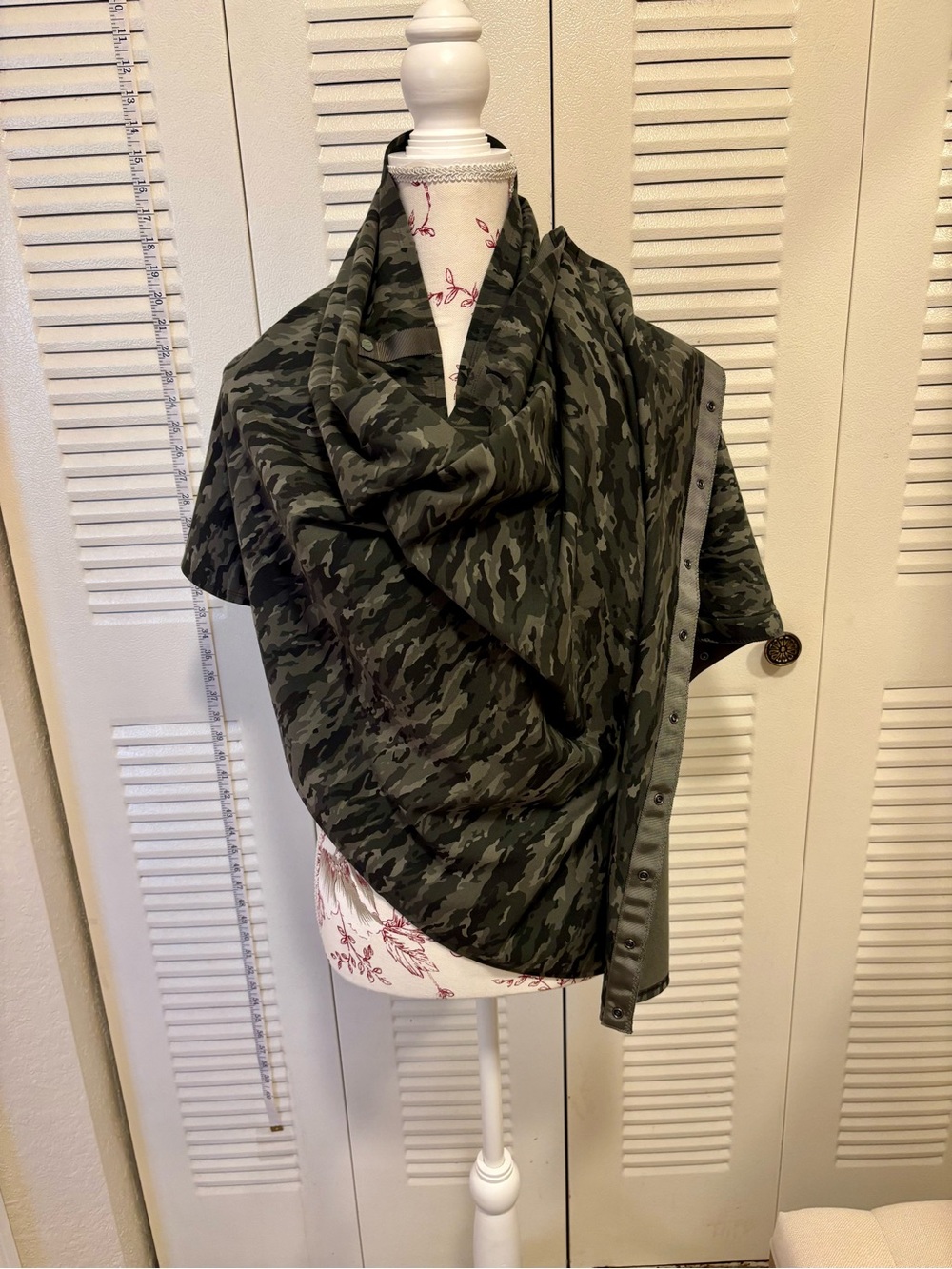 lululemon Olive Green Camouflage Trim Snap-Front Wrap
